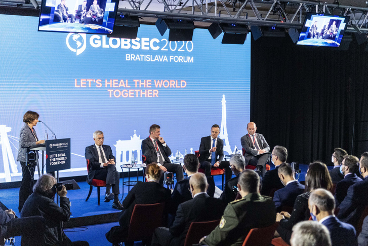 A Külgazdasági és Külügyminisztérium által közreadott képen Szijjártó Péter miniszter (j2) a pozsonyi Globsec biztonságpolitikai fórumon 2020. október 8-án.