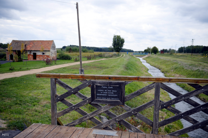 Az egyik áldozat emléktáblája a Torna-patak hídján Kolontáron