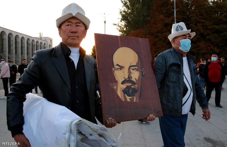 A kirgiz parlamentbe be nem jutott ellenzéki pártok támogatói Lenin-portréval a kezükben tiltakoznak a parlamenti választások eredménye ellen Biskekben 2020. október 5-én.