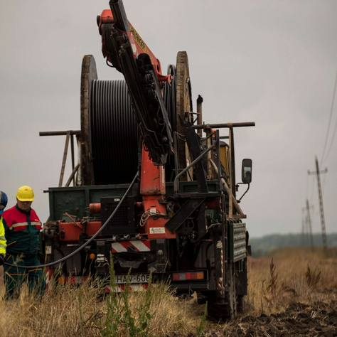 Az E.ON szakemberei Dévaványa és Túrkeve között a föld alá helyezik elektromoskábel-hálózatukat