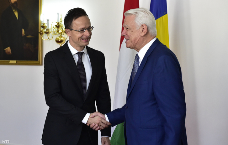 A Külgazdasági és Külügyminisztérium (KKM) által közreadott képen Szijjártó Péter külgazdasági és külügyminiszter (b) és Teodor Melescanu román külügyminiszter kezet fog tárgyalásuk előtt Bukarestben 2018. november 9-én.