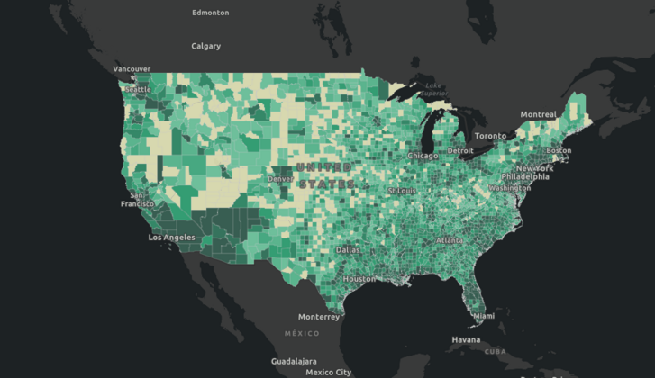 A Johns Hopkins Egyetem nagyítható térképre vitte a koronavírusos haláleseteket az Egyesült Államokban. Minél sötétebb zöld, annál több a haláleset az adott megyében.