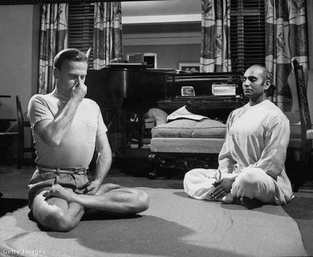 Yehudi Menuhin itt Vithaldas jógival gyakorol