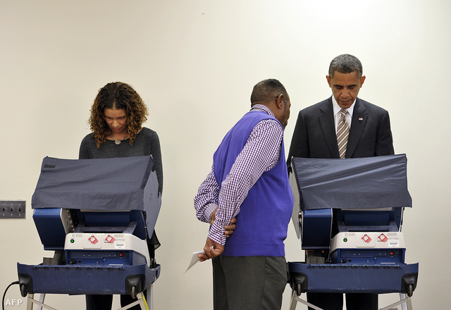 Barack Obama a korai választók közt a chicagói Martin Luther King közösségi központban.