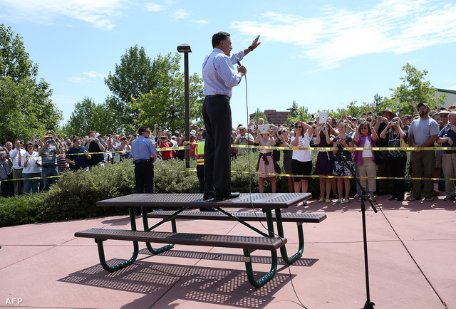 Mitt Romney augusztusban kampányolt a coloradói Jefferson megyében, itt éppen Golden város játszóterén szónokol