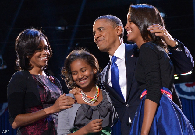 Obama és családja a színpadon a győztes beszéd előtt