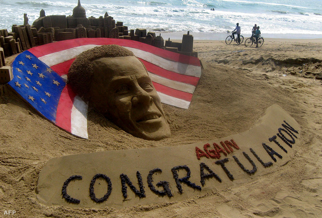Homokszoborral üdvözli Obamát India. Hogy mi lett a szintén előre elkészített Romney-szobor sorsa, nem tudni.