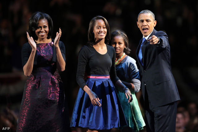 Obama és családja a színpadon a győztes beszéd előtt