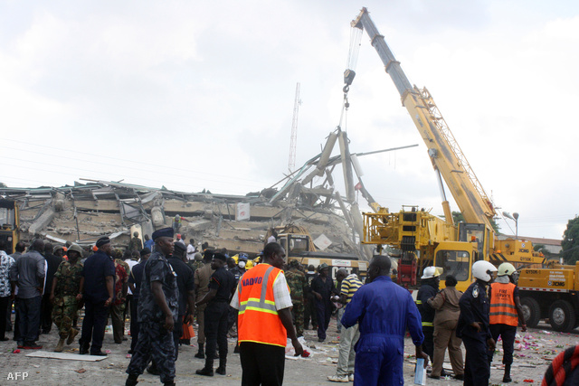 Daruval takarítják az összeomlott épület romjait Accrában