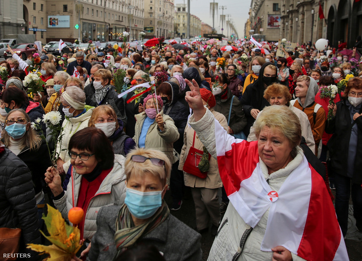 Minszkben tüntető, többnyire nyugdíjas tömeg 2020. október 12-én