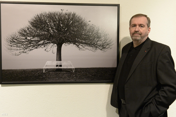 Mandur László, az Országgyűlés volt alelnöke áll Magány című alkotása mellett Balla Demeter Kossuth-díjas fotográfussal közös fotókiállításának megnyitóján a budapesti Próféta Galériában 2014. április 24-én