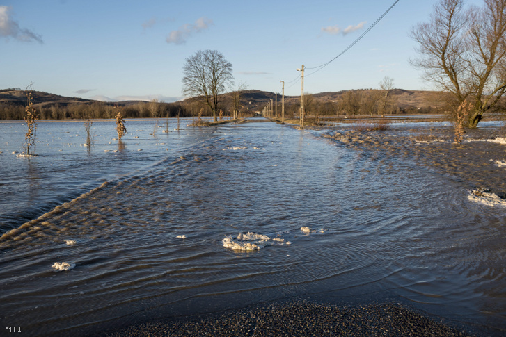 The Sajó overflowed on the road that connects Sajóivánká with Sajókaza on February 11, 2016