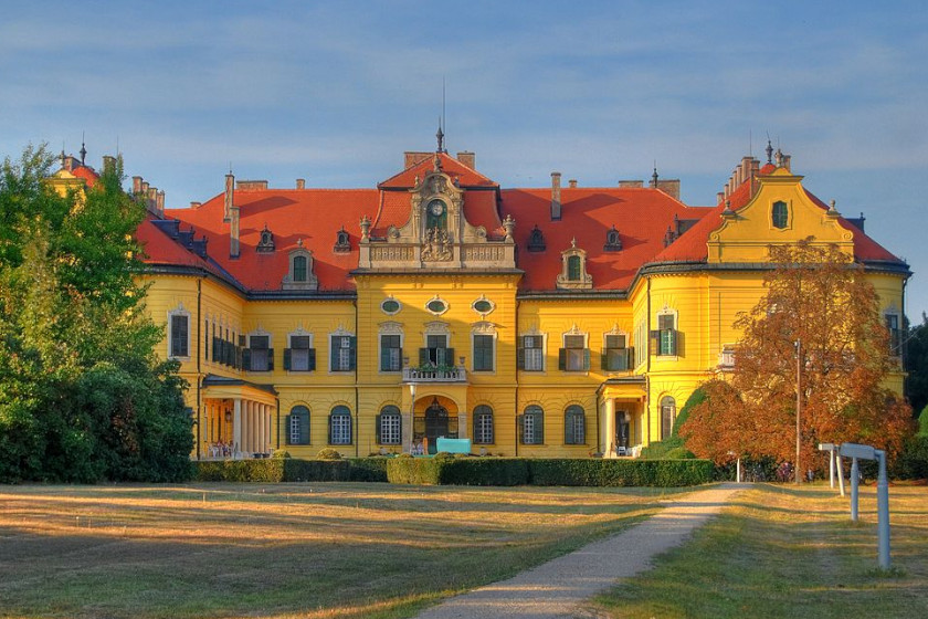 Melyik magyar kastélyt látod a képen?