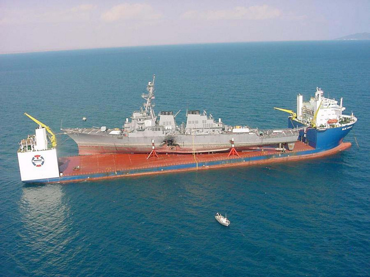 A USS Cole a Blue Marlin szállítóhajón