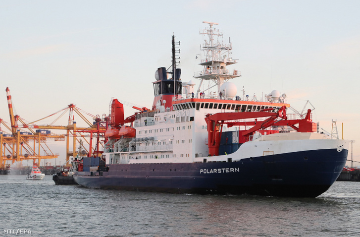 A Polarstern (Sarkcsillag) nevű, német jégtörő kutatóhajó északi-sarkvidéki expedíciója végezetével a németországi Bremerhaven kikötőjébe érkezik 2020. október 12-én.