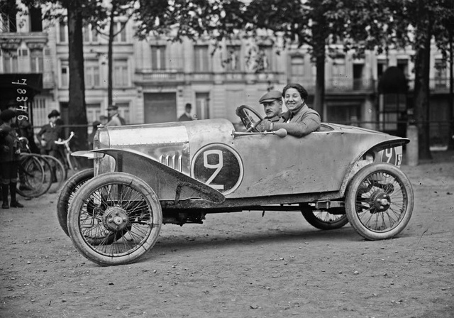 1922-ben szeretett autójában