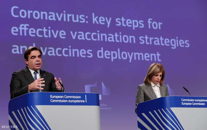 Margaritis Schinas az európai biztos életbiztosításért felelős biztosa és Stella Kyriakides az egészségügyért felelős európai biztos sajtótájékoztatót tart az EU koronavírus elleni oltási stratégiájáról Brüsszelben, Belgiumban, 2020. október 15-én