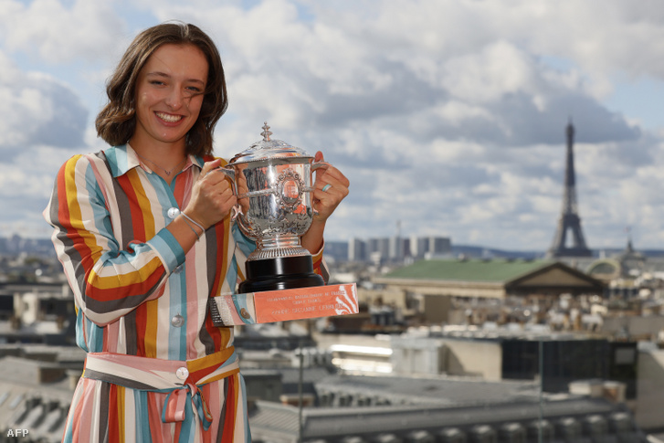 Iga Świątek tartja büszkén a Suzanne Lenglen-trófeát
