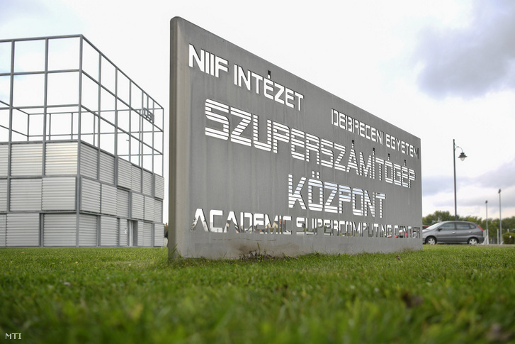 A Debreceni Egyetem Szuperszámítógép Központjának táblája a Debreceni Egyetem Kassai úti Campusán 2020. október 16-án. Ezen a napon az egyetemen elhelyezték az ország legnagyobb szuperszámítógép-projektjének alapkövét. A szuperszámítógép telepítésével hatmilliárd forint európai uniós forrásból olyan HPC kompetenciaközpont jön létre amelyhez a tudományos felhasználók mellett a gazdaság szereplõi is kapcsolódhatnak.
