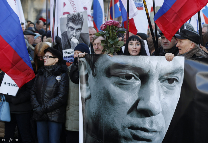 Résztvevők a Borisz Nyemcov volt orosz miniszterelnök-helyettes és ellenzéki vezető elleni merénylet első évfordulója alkalmából rendezett moszkvai megemlékezésen, 2016. február 27-én. A Népi Szabadság Pártja (Parnasz) és a Szolidaritás mozgalom társelnökét 2015. február 28-án több lövéssel gyilkolták meg a Kreml közelében.