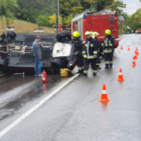 A felborult autó az Istenhegyi úton és a műszaki mentést végző tűzoltók