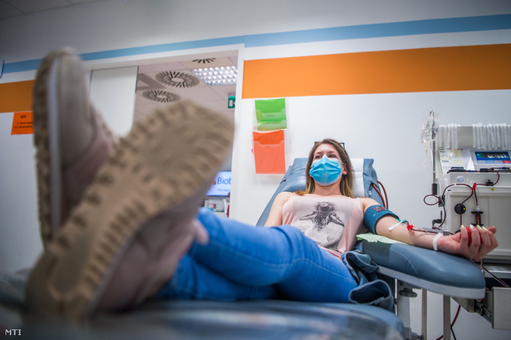 Vérplazmát ad egy nő a budapesti Biotest plazmaferezis állomáson 2020. április 28-án. Vérplazma adására kérik a koronavírus-fertőzésen átesett, gyógyult betegeket a szakemberek a tüneteket enyhítő kísérleti vérplazmaterápia kidolgozásához és alkalmazásához.