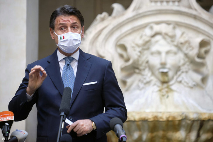 Giuseppe Conte olasz miniszterelnök a koronavírus-járvány miatt meghozott korlátozó intézkedéseket jelent be a római kormányfői rezidenciánál, a Chigi-palotánál tartott sajtótájékoztatóján 2020. október 13-án