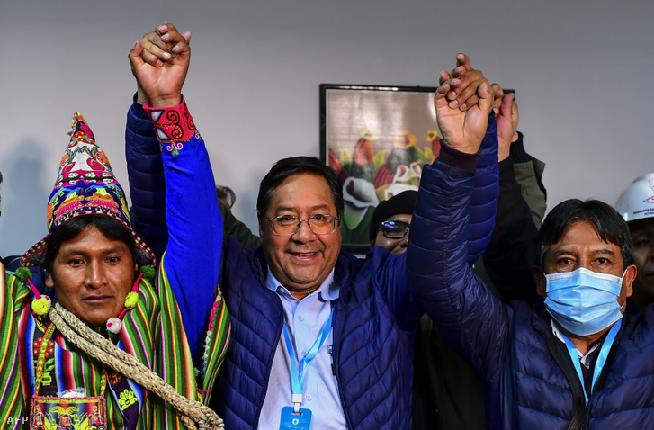 Luis Arce, Evo Morales megbuktatott és külföldre kényszerített volt bolíviai elnök szocialista mozgalmának (MAS) elnökjelöltje (b2) és alelnökjelöltje, David Choquehuanca (j3) egy sajtóértekezleten La Pazban a bolíviai elnök- és parlamenti választások után, 2020. október 18-án