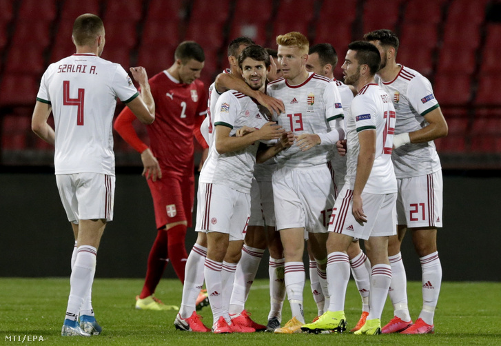 A magyar válogatott tagjai ünnepelnek miután gólt szereztek Szerbia ellen a labdarúgó Nemzetek Ligája harmadik fordulójában játszott Szerbia - Magyarország mérkőzésen Belgrádban 2020. október 11-én.