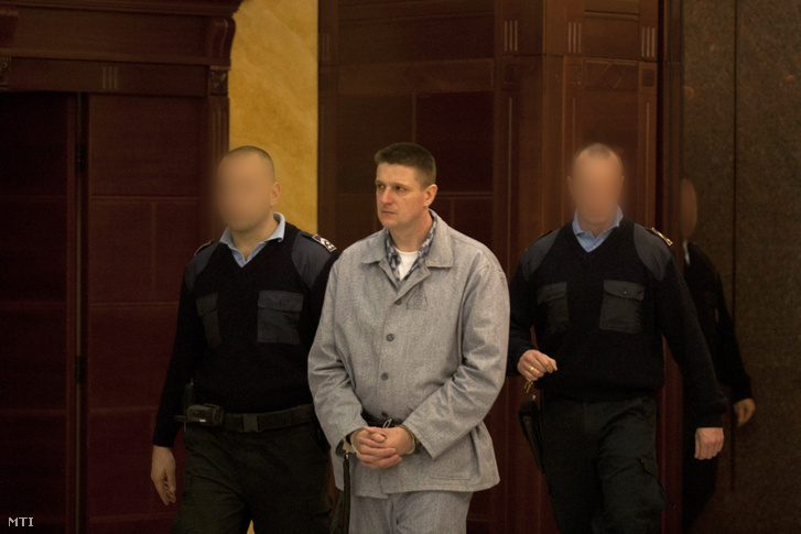 A móri bankrablás ügyében jogerősen életfogytiglani szabadságvesztésre ítélt Weiszdorn Róbertet vezetik elő perének felülvizsgálati tárgyalására a Legfelsőbb Bíróság tárgyalótermében 2011. november 3-án