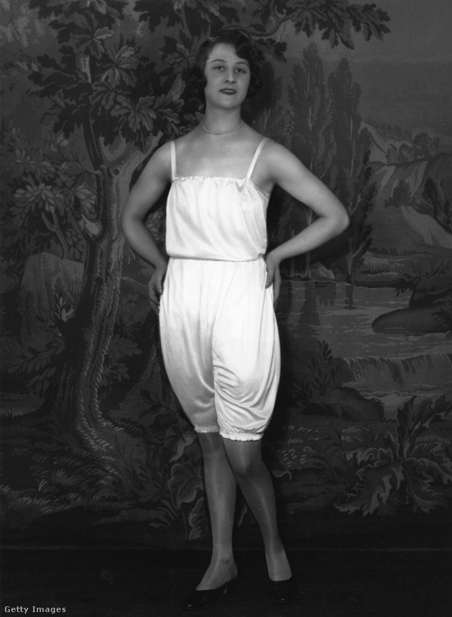Nő fehérneműben 1928-ban