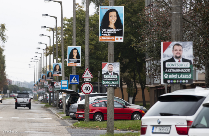 Választási plakátot a borsodi időközi választások idején