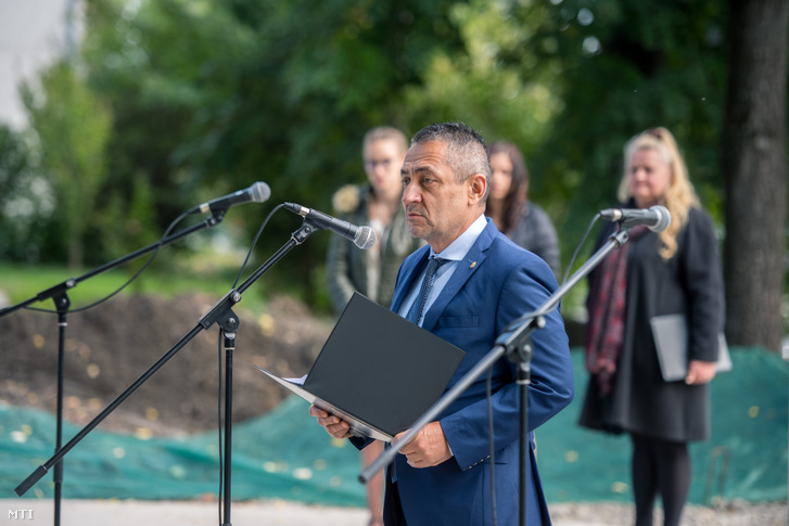 Potápi Árpád János, a Miniszterelnökség nemzetpolitikáért felelős államtitkára, a térség fideszes országgyűlési képviselője beszédet mond a Nemzeti összetartozás terének ünnepélyes átadásán Dombóváron 2020. október 18-án