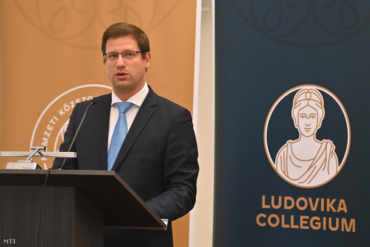 Gulyás Gergely, a Miniszterelnökséget vezető miniszter sajtótájékoztatót tart a Nemzeti Közszolgálati Egyetem (NKE) új tehetséggondozó programja, a Ludovika Collegium indulásáról a Ludovika Zrínyi termében 2020. október 15-én
