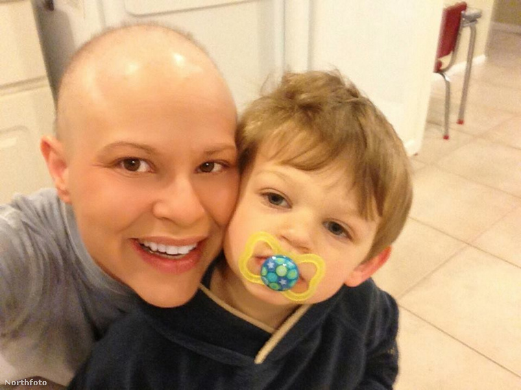 Chemoterápiát is kapott, ezen a képen kisfiával látható.