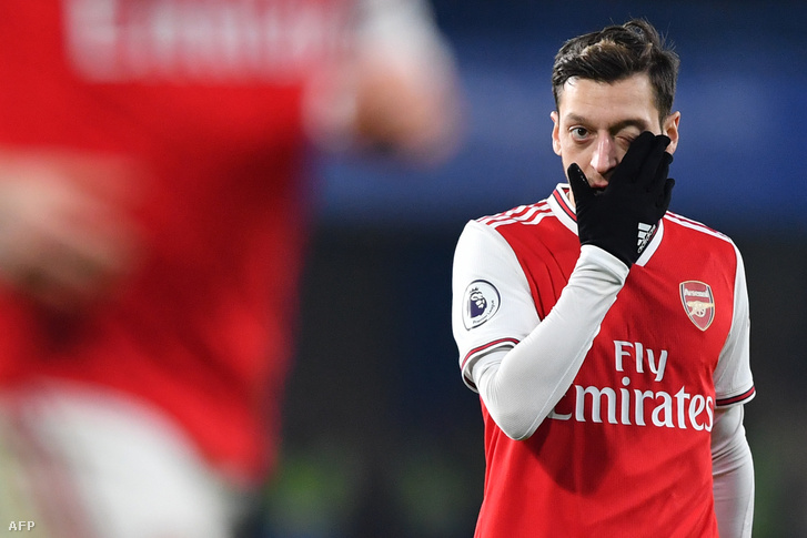 Mesut Özil partvonalon kívülre került az Arsenalnál