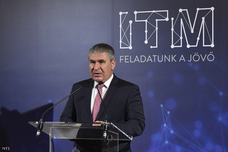 Bodó Sándor, az Innovációs és Technológiai Minisztérium foglalkoztatáspolitikáért felelős államtitkára sajtótájékoztatót tart a minisztériumban 2020. október 21-én. A kormány a kisgyermekes szülők munkaerőpiaci elhelyezkedésének támogatására új, havi 100 ezer forintos ösztöndíjjal egybekötött képzési lehetőségeket tartalmazó pályázatot indított – mondta Bodó Sándor