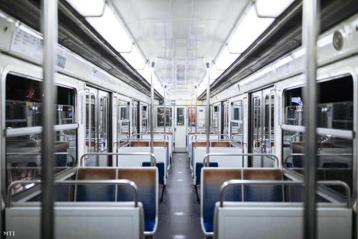 Üres metrókocsi Párizsban 2020. október 17-én miután életbe lépett a kijárási tilalom. Ettől a naptól kezdve a francia kormány egészségügyi rendkívüli állapotot hirdetett ki, ennek keretében december 1-jéig a maximális riasztási övezetekben, így Párizsban és az elővárosokban, valamint nyolc nagyvárosban este 9 órától reggel 6 óráig kijárási tilalom lép hatályba.