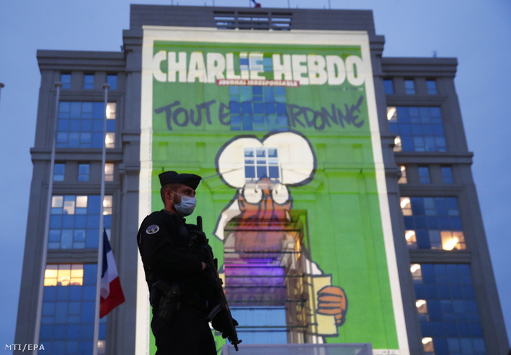 A Charlie Hebdo szatirikus magazin egyik karikatúráját vetítik egy ház falára az öt nappal korábban megölt Samuel Paty történelemtanár emlékére Montpellier-ben 2020. október 21-én.