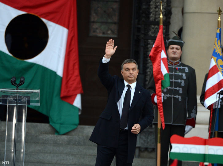 Orbán Viktor miniszterelnök köszönti a tömeget az 1956-os forradalom és szabadságharc ünnepén a Kossuth téri állami ünnepségen a Parlament elõtt 2012. október 23-án.