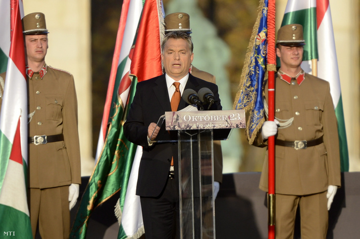 Orbán Viktor miniszterelnök ünnepi beszédet mond a fõvárosi Hõsök terén az 1956-os forradalom és szabadságharc kirobbanásának 57. évfordulóján 2013. október 23-án.