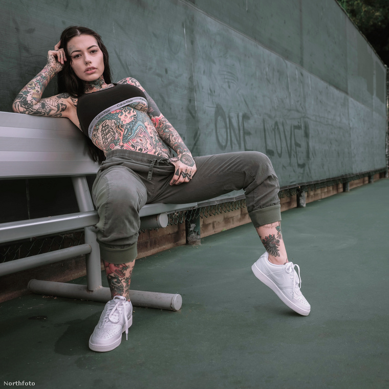 A 26 éves nő 30 ezer dollárt, vagyis több mint 9,2 millió forintot költött tetoválásaira