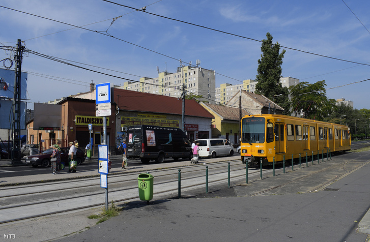 Forgalom az 50-es villamos Villanytelepi megállójánál Kispesten 2018. augusztus 9-én.