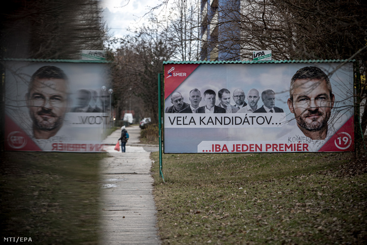 Peter Pellegrini szlovák miniszterelnök az Irány – Szociáldemokrácia (SMER) párt választási plakátjain Pozsonyban 2020. február 21-én