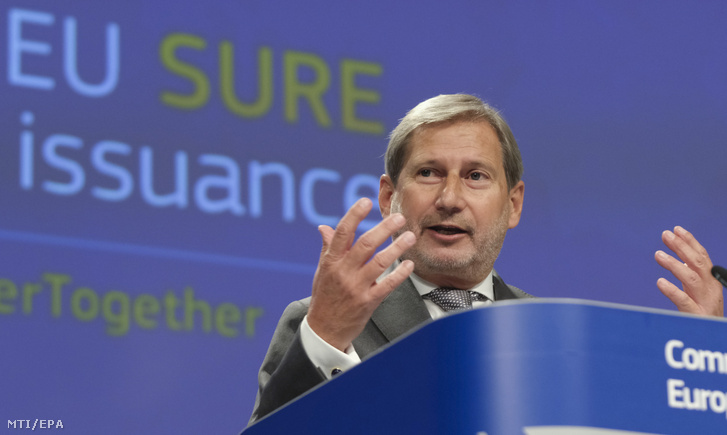 Johannes Hahn, az Európai Bizottság költségvetési és igazgatási ügyekben felelős tagja sajtóértekezletet tart az első uniós SURE szociális kötvényekről Brüsszelben 2020. október 21-én