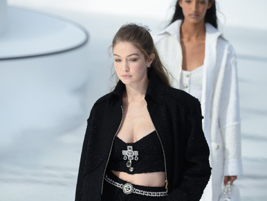 Gigi Hadid először posztolt szelfit a szülés óta, és modellhez méltó dereka még mindig megvan