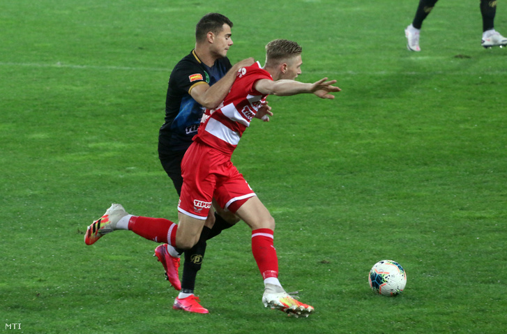 A miskolci Szűcs Kornél (j) és a felcsúti Antonio Mance az OTP Bank Liga 8. fordulójában játszott Diósgyőri VTK-Puskás Akadémia FC labdarúgó-mérkőzésen