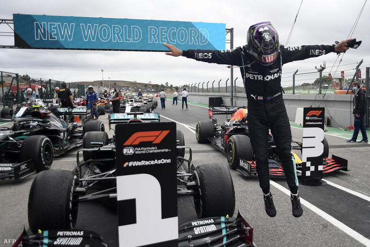 Lewis Hamilton ünnepli győzelmét