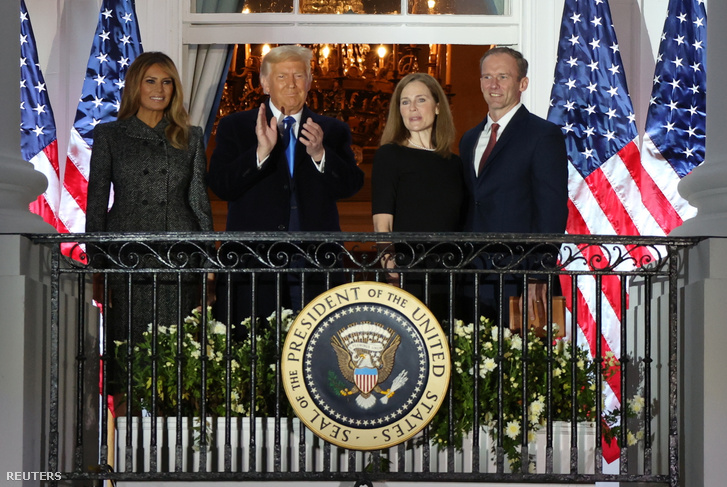 Melania Trump, Donald Trump, Amy Coney és férje Jesse Barrett a Fehér Ház erkélyén, miután letette Amy Coney az esküt 2020. október 26-án
