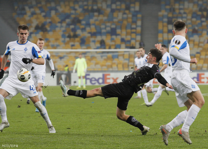 Linus Obexer a Lugano (k) és Artem Beszegyin a Dinamo játékosa (b) a labdarúgó Európa-liga hatodik fordulójában a B csoportban játszott Dinamo Kijev - Lugano mérkõzésen a kijevi Olimpiai Stadionban 2019. december 12-én.